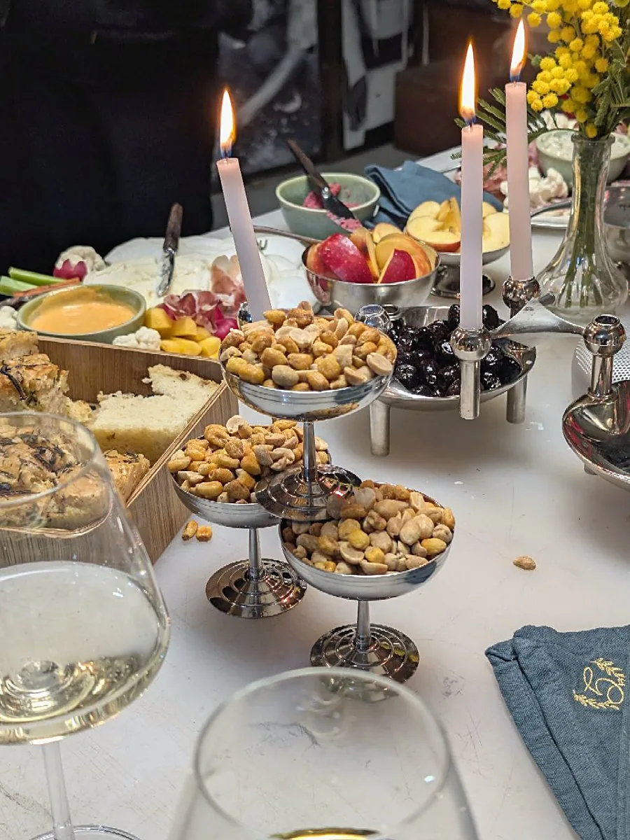 Une table de cocktail Greg&rsquo;s