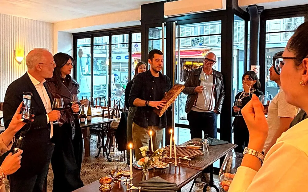 Une soir&eacute;e du Club, un boulanger pr&eacute;sente son pain aux invit&eacute;s