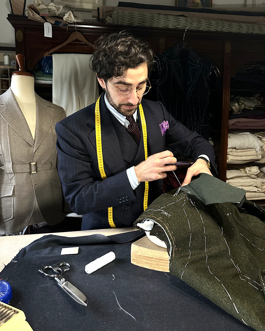 Francesco Florio dans son atelier d&rsquo;art tailleur