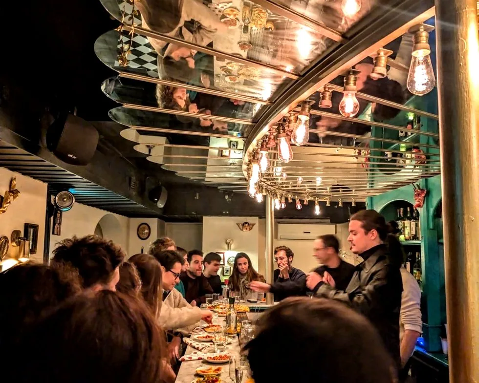 Une rencontre composée pour l&rsquo;occasion dans un salon d&rsquo;exception
