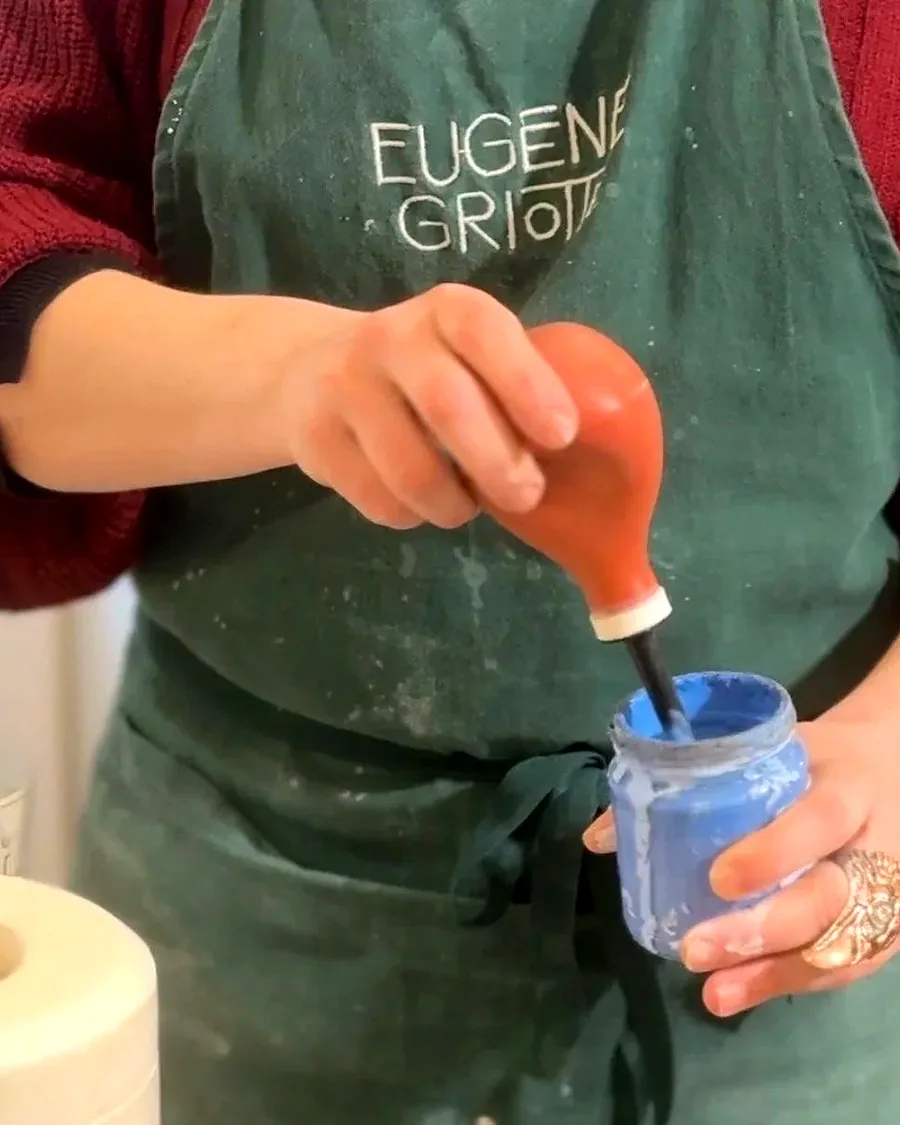 Camille Le Chatelier dans son atelier de porcelaine