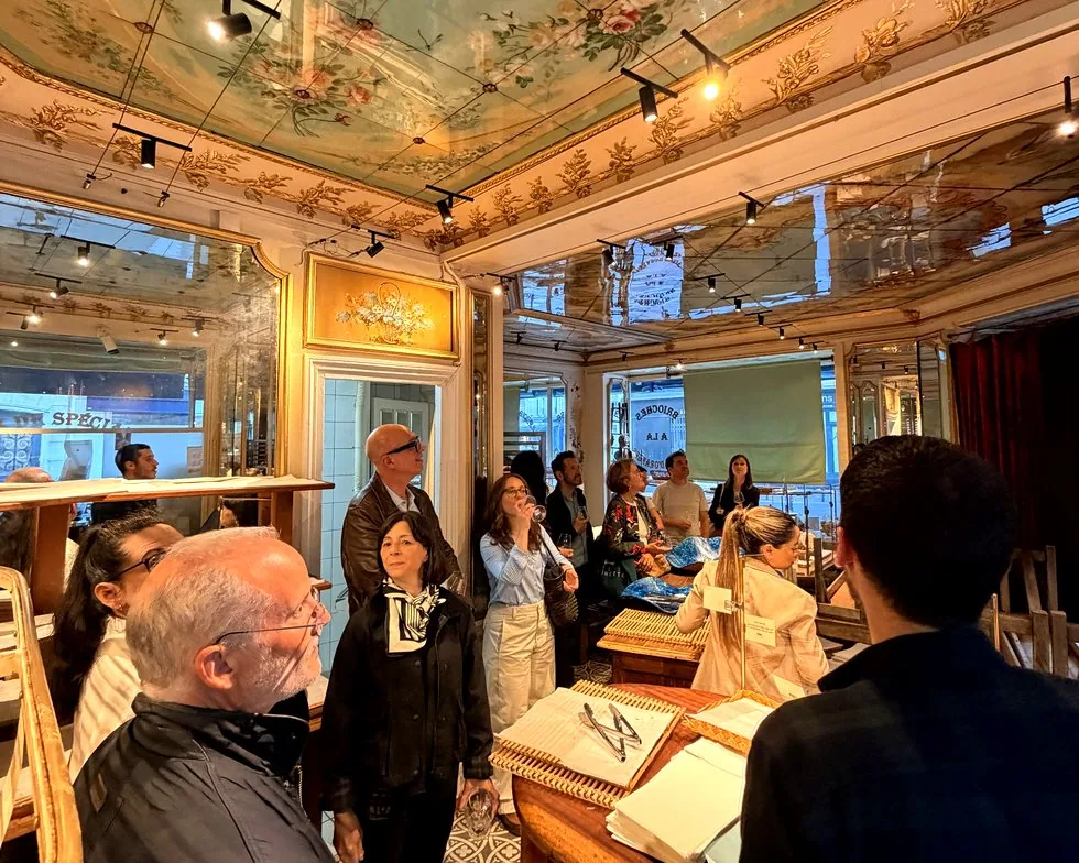 Un groupe reçu dans un atelier parisien, en dehors des heures d&rsquo;ouverture