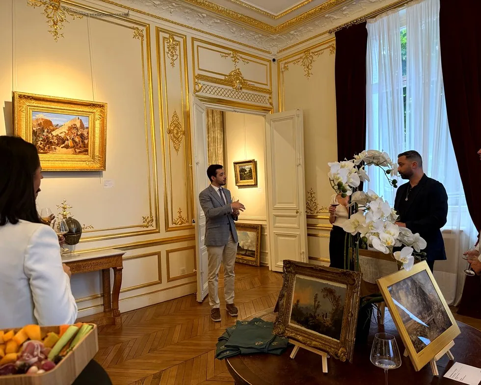 Une r&eacute;ception Greg&rsquo;s dans un salon parisien, un expert devant ses invit&eacute;s
